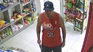 A cara descubierta, armado y a plena luz del día. Así actuó un ladrón este martes por la tarde en pleno bulevar Pellegrini.&nbsp;