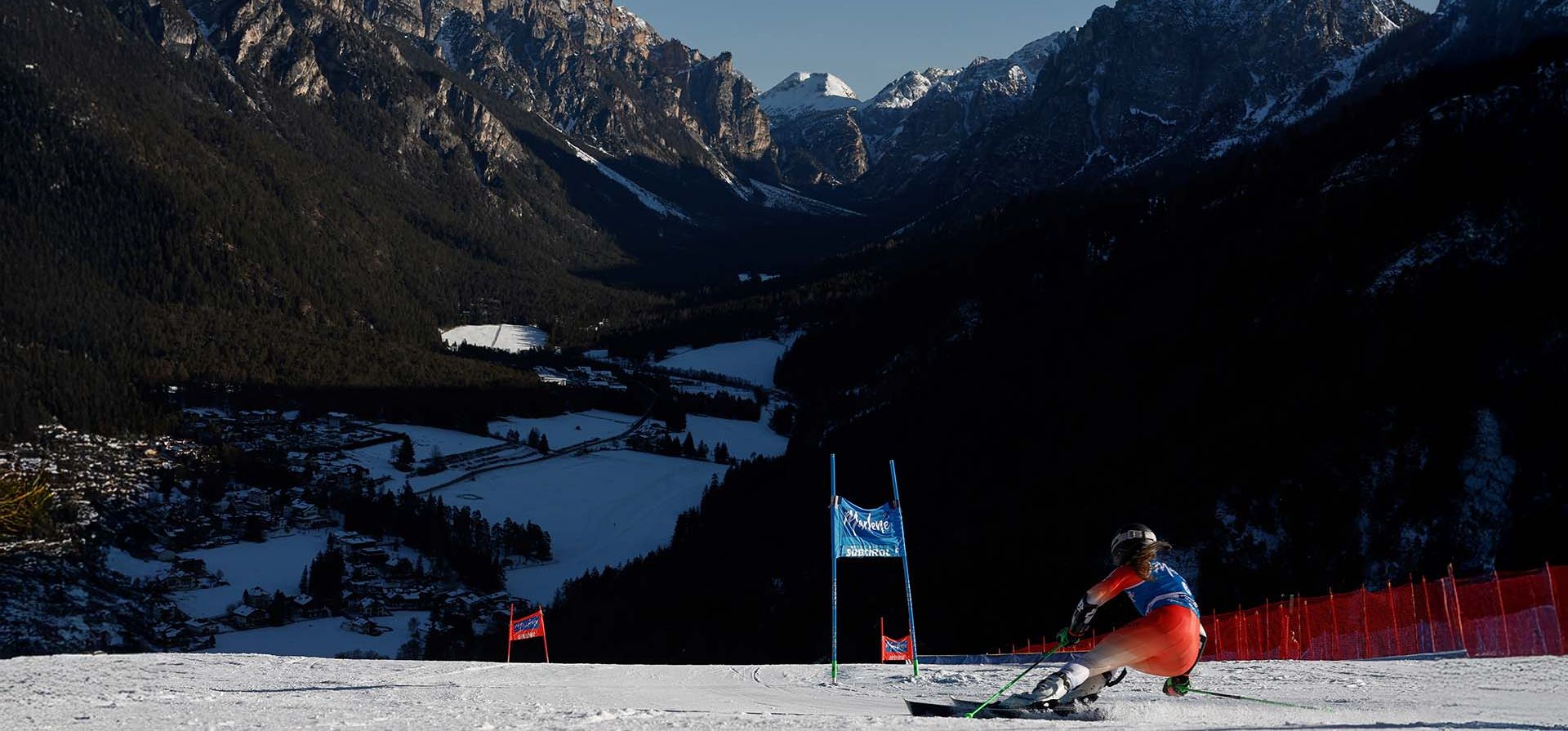 La suiza Camille Rast recorre a toda velocidad el eslalon gigante femenino de la Copa del Mundo en Kronplatz, Italia, el martes 20 de enero de 2026. (Foto AP/Gabriele Facciotti) La suiza Camille Rast recorre a toda velocidad el eslalon gigante femenino de la Copa del Mundo en Kronplatz, Italia, el martes 20 de enero de 2026. (Foto AP/Gabriele Facciotti)
