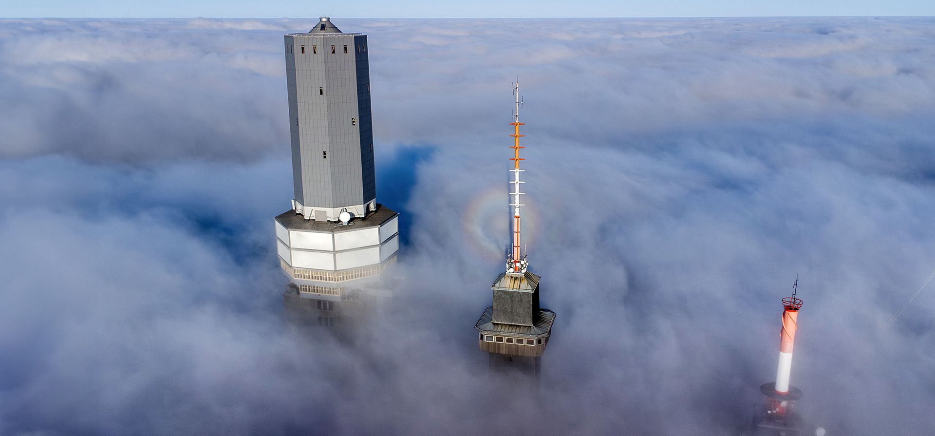 Dispositivos de comunicación de Telekom están rodeados de nubes en la cima de la montaña Feldberg, cerca de Frankfurt, Alemania, el jueves 7 de noviembre de 2024. (Foto AP/Michael Probst) Dispositivos de comunicación de Telekom están rodeados de nubes en la cima de la montaña Feldberg, cerca de Frankfurt, Alemania, el jueves 7 de noviembre de 2024. (Foto AP/Michael Probst)