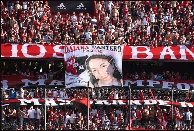 El mensaje oculto en la bandera de Los Monos desplegada en el homenaje a Maxi Rodríguez