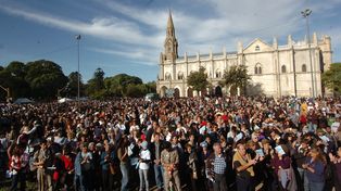 Miles de fieles de toda la región participan de la procesión de la Virgen de Guadalupe
