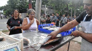 Pascuas: pescadores venden barato 7.000 kilos de pescado en dos puntos de la ciudad