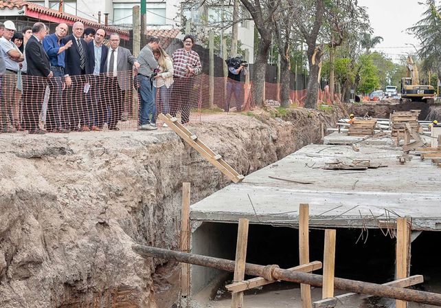 Bonfatti recorrió el desagüe Llerena, una obra de 58 millones del gobierno provincial