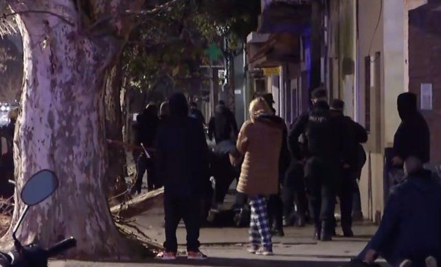 Un joven de 18 años murió el jueves 23 de julio de 2026 en Gaboto al 1000. La policía lo encontró tendido frente a un edificio de cinco pisos y tenía la cara ensangrentada por un golpe.