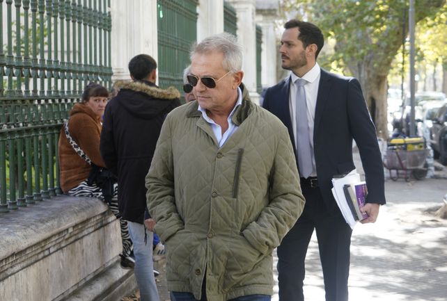 Fernando Whpei ingresando a los tribunales federales de calle Oroño
