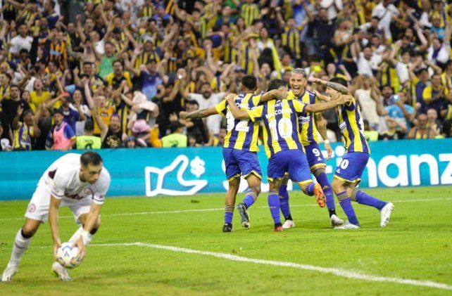 Nacho Malcorra celebra el gol de penal para el 2 a 0 de Central.