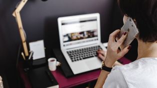 El teletrabajo irrumpió tras la pandemia y reconfiguró el mundo laboral.