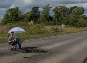 Insólita protesta: acampa al lado de un pozo en la ruta para que lo arreglen