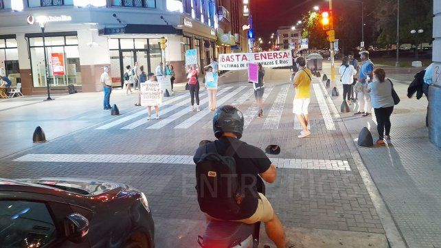 Vecinos de la Asamblea Popular de Paraná se manifestaron esta vez en la Peatonal San Martín.&nbsp;