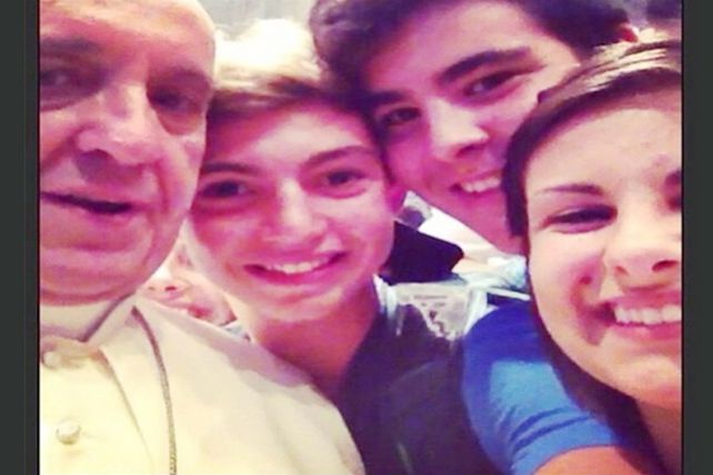 Furor en todo el mundo por la primera autofoto del Papa Francisco