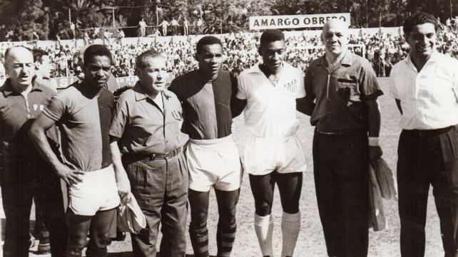 El joven Edson Arantes Do Nascimento, rodeados de los brasileños que deslumbraron en Newell