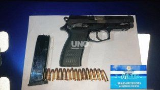 Rosario: apresaron a dos gatilleros que escaparon en una moto robada y les incautaron un arma de guerra