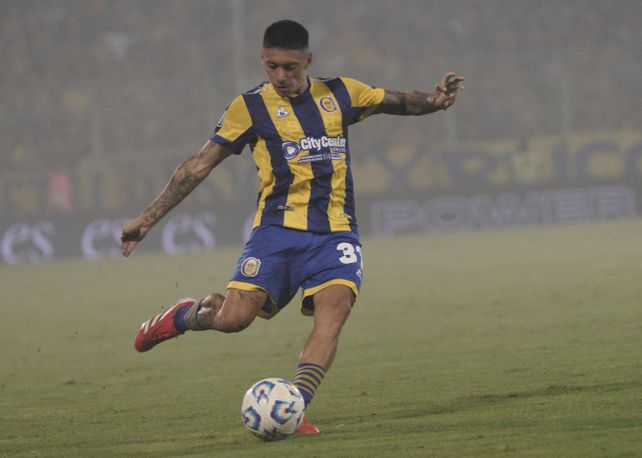 Federico Navarro será el volante central en el Canalla. Ingresa por el lesionado Franco Ibarra.