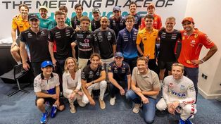 Los pilotos que cierran en Abu Dhabi el 2024 de la Fórmula 1. George Russell y Max Vertappen, abajo juntos tras la polémica de Qatar. Arriba del campeón, Franco Colapinto. A su lado, Lando Norris, que busca el subcampeonato con McLaren.