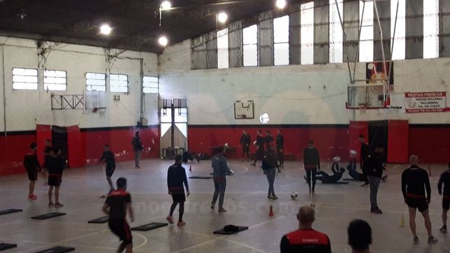 BAJO TECHO. Debido a las inclemencias climáticas adversas el plantel de Patronato trabajó ayer en el polideportivo cerrado.&nbsp;