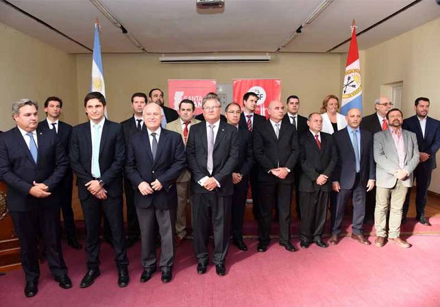 Todos juntos. El gobernador