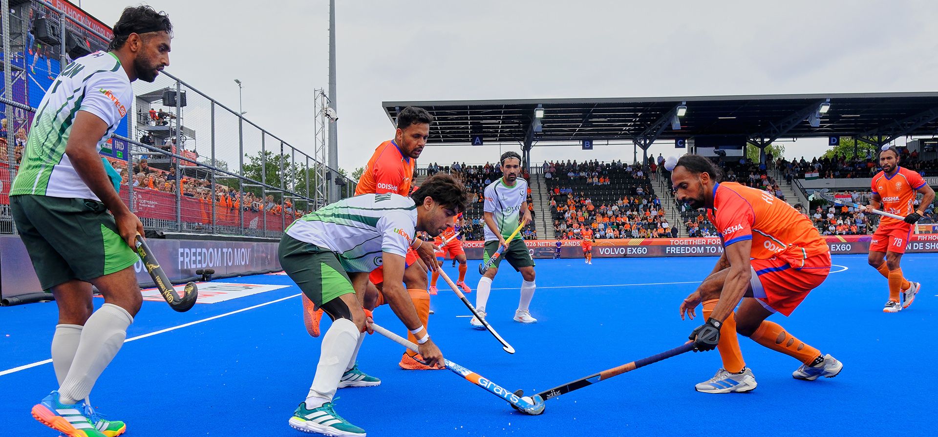 Hannan Shahid, de Pakistán (izquierda), y Hardik Singh, de India, luchan por el balón durante el partido del grupo D de la Copa Mundial de Hockey sobre Césped entre India y Pakistán en Amstelveen, Países Bajos, el miércoles 19 de agosto de 2026. (Foto AP/Patrick Post)