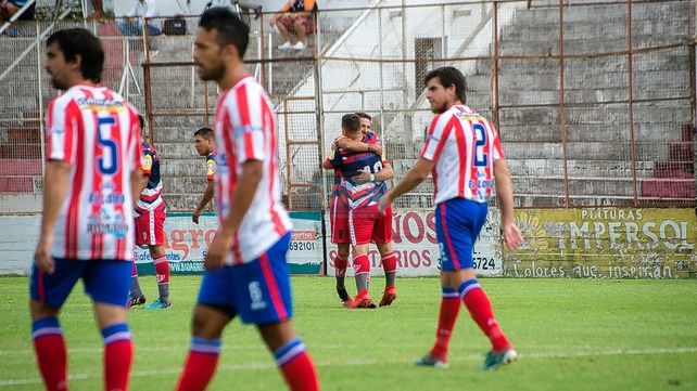 Atlético Paraná festejó en su cancha.