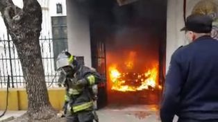 Bomberos Zapadores trabajaron en la extinción del incendio en el templo de Buenos Aires al 2100..
