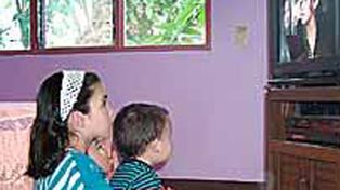 Seg&uacute;n un estudio, los chicos con televisores en sus cuartos duermen menos