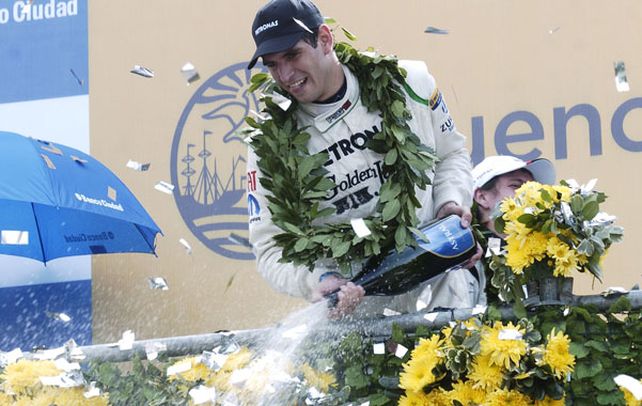 Festejo merecido. Ardusso celebra desde el podio bañando con champán al público. El piloto de Las Parejas descolló en la primera fecha con el Fiat Linea.