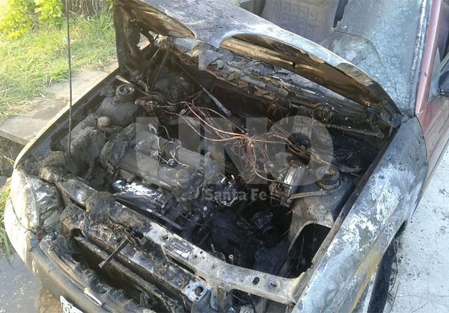 Iba camino a su trabajo cuando su auto sufrió un desperfecto y se prendió fuego