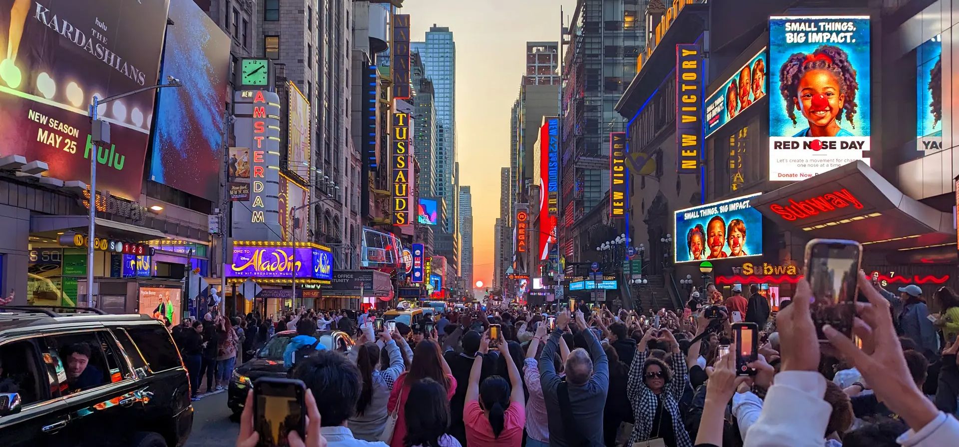 Durante el espectacular evento solar el sol se pone alineado con las calles de Manhattan, de este a oeste. Fotografía: Ed Jones/AFP/Getty Images