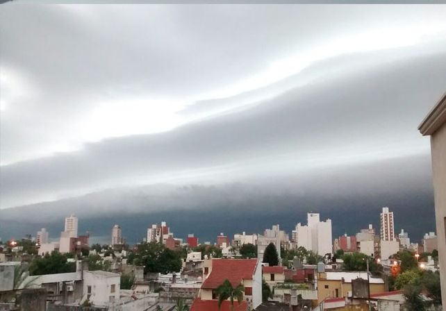 Así se armaba la tormenta sobre el cielo santafesino./ gentileza lectores UNO.