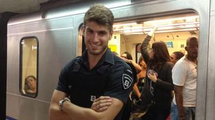 El sexy modelo de seguridad del subte de Brasil