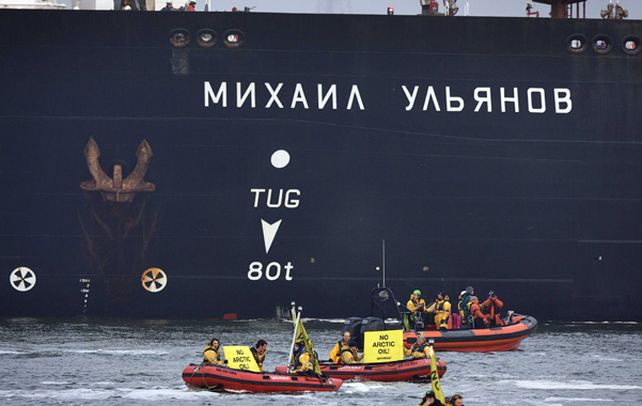Tensión. Botes inflables de Greenpeace cruzan el derrotero del petrolero.