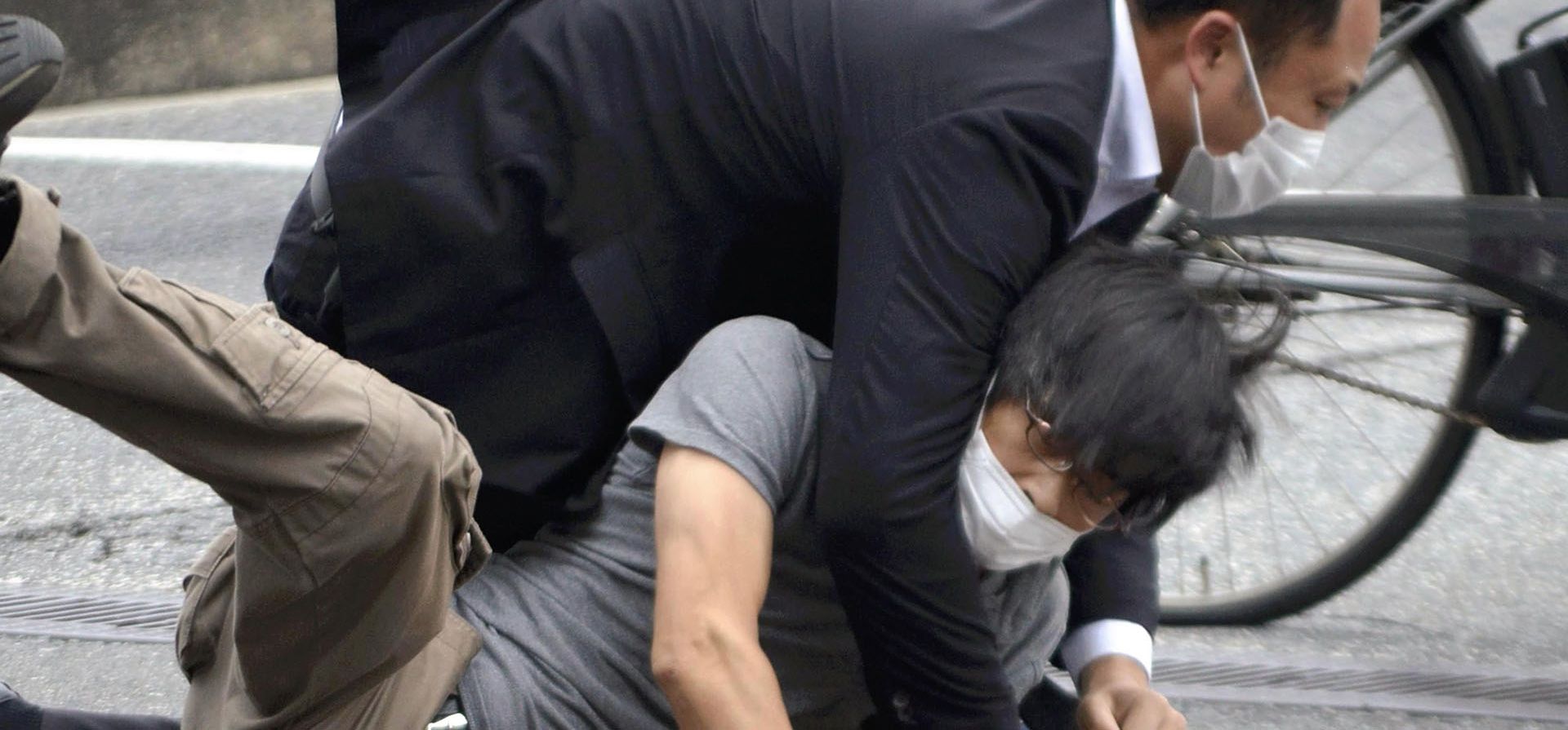 Tetsuya Yamagami, es detenido cerca del lugar de los disparos en la prefectura de Nara, en el oeste de Japón, el viernes 8 de julio de 2022. El ex primer ministro japonés Shinzo Abe, un archiconservador divisivo y una de las figuras más poderosas e influyentes de su nación, murió después de recibir un disparo de Yamagami durante un discurso de campaña el viernes en el oeste de Japón, dijeron funcionarios del hospital.