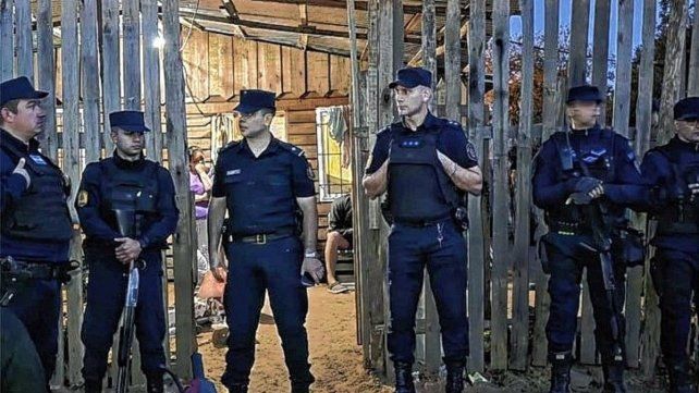 La Policía de Entre Ríos detuvo a siete personas tras allanamiento en una vivienda.