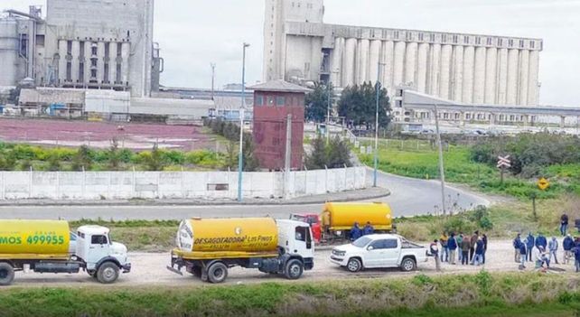 Camiones atmosféricos solían trasladar desechos cloacales a la planta del Emisario Sur. Allí también se destinan desechos industriales. Reclaman su tratamiento correspondiente.