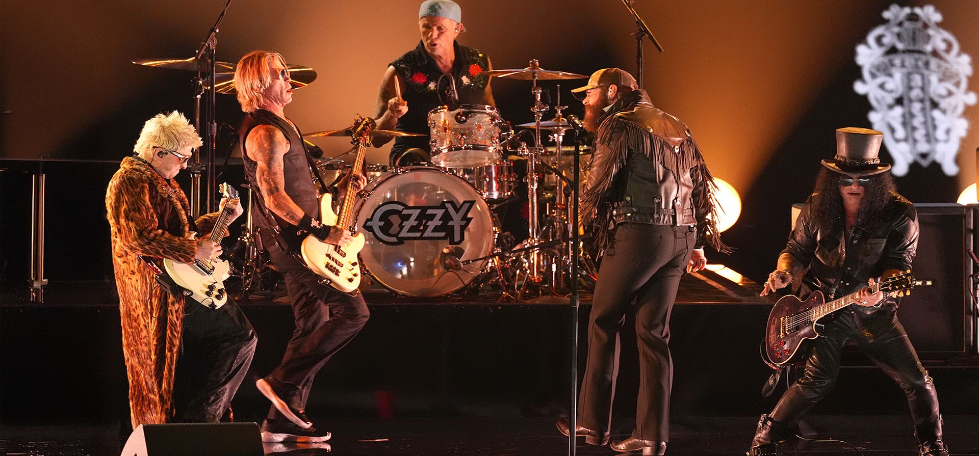Andrew Watt (de izquierda a derecha), Duff McKagan, Chad Smith, Post Malone y Slash interpretan 