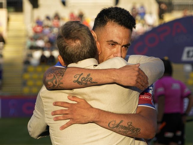 Nery abraza a Russo antes de la entrega de la plaqueta. El DT lo hizo debutar en primera.