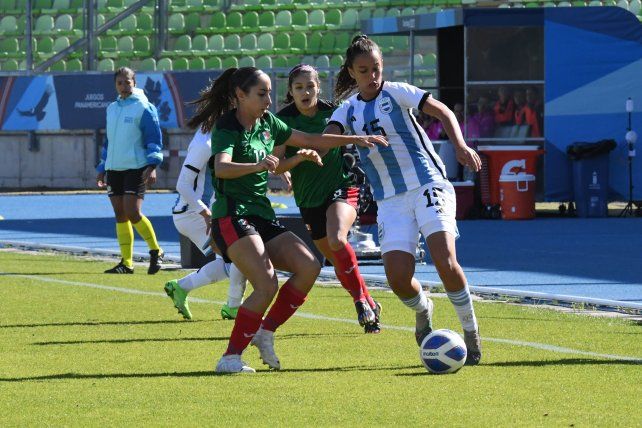 Errores defensivos. El seleccionado argentino pagó caro las desatenciones de la última línea y cayó ante el conjunto azteca.&nbsp;