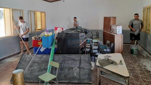 Antiguas. Dos aulas de la institución educativa están siendo refaccionadas por soldados pertenecientes al Grupo de Artillería Blindado II con asiento en Rosario del Tala.