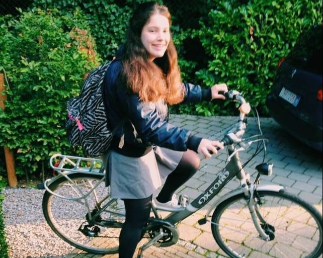 Florencia yendo a su primer día de escuela con la bici que le prestó su familia anfitriona.