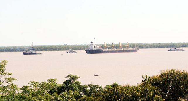 Cien barcos esperan que se despeje el canal comercial de navegaci&oacute;n