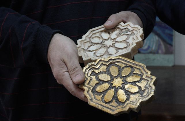 Las tapas de luz de bronce que se robaron en una mansión se replican en el taller.&nbsp;