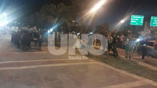 Seguridad preventiva y disuasiva: policías de Caballería patrullaron la Costanera santafesina