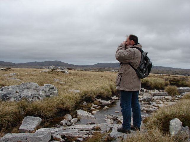 Federico Lorenz en una de sus caminatas por las islas.