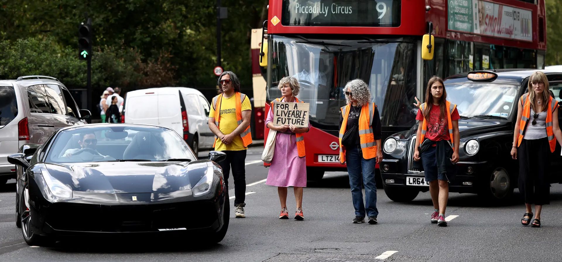 Londres, Inglaterra. Un Ferrari pasa por activistas climáticos de Just Stop Oil marchando lentamente a través del tráfico. Fotografía: Henry Nicholls/AFP/Getty Images Londres, Inglaterra. Un Ferrari pasa por activistas climáticos de Just Stop Oil marchando lentamente a través del tráfico. Fotografía: Henry Nicholls/AFP/Getty Images