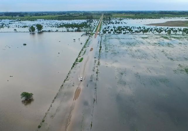 Impactante. La masa de agua avanza sobre el camino a la Costa de Monte Vera.