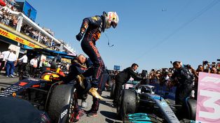 Verstappen ganó en Francia con los Mercedes como escoltas