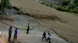 Video: un impresionante alud de agua y barro dividió en dos el pueblo salteño de Iruya