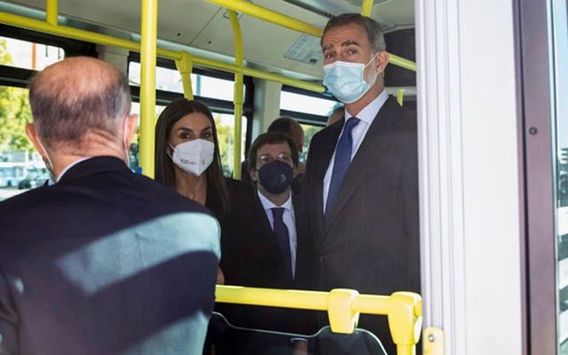 Los reyes de España protagonizaron una imagen insólita al subirse a un autobús urbano en Madrid y recorrer parte del trayecto junto con otros viajeros