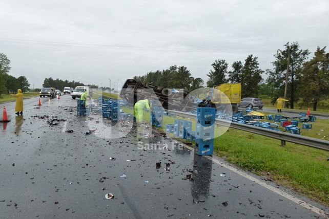 Volcó un camión, frente al hotel Colón,  en la Aut. Santa Fe - Rosario