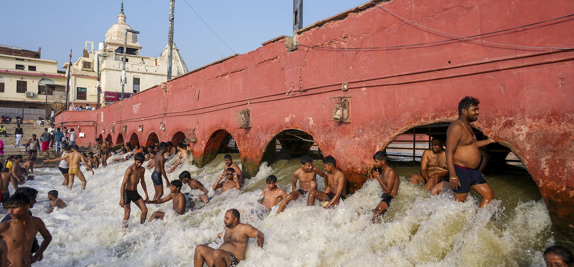 La gente se baña en el ghat Ram ki Pehari, en el río Sarayu, en un día caluroso en Ayodhya, estado de Uttar Pradesh, India, el jueves 5 de junio de 2025. (Foto AP/Rajesh Kumar Singh) La gente se baña en el ghat Ram ki Pehari, en el río Sarayu, en un día caluroso en Ayodhya, estado de Uttar Pradesh, India, el jueves 5 de junio de 2025. (Foto AP/Rajesh Kumar Singh)