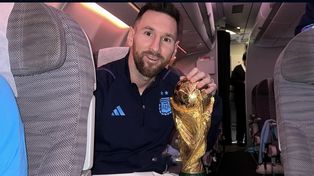 Lionel Messi con la Copa del Mundo que tanto buscó.